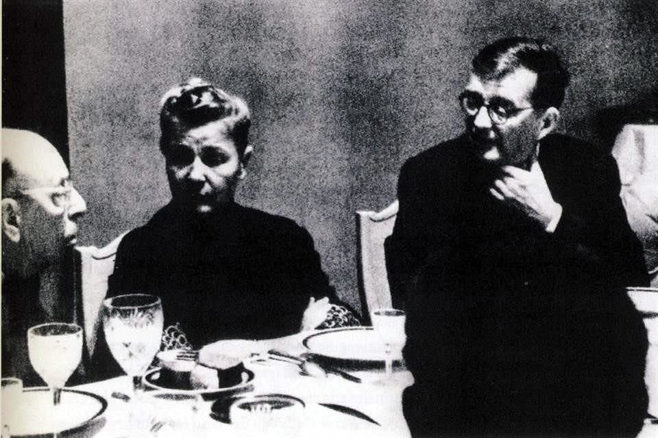 En su viaje a la ex URSS de 1962 se reunió con Dmitri Shostakóvich, cuya obra completa descubrió en la biblioteca del Instituto Tecnológico de Massachusetts, donde estudió Ingeniería y Cconomía. De izquierda a derecha de esta foto tomada en Moscú: Stravinsky, Ekaterina Furtseva y Shostakóvich.