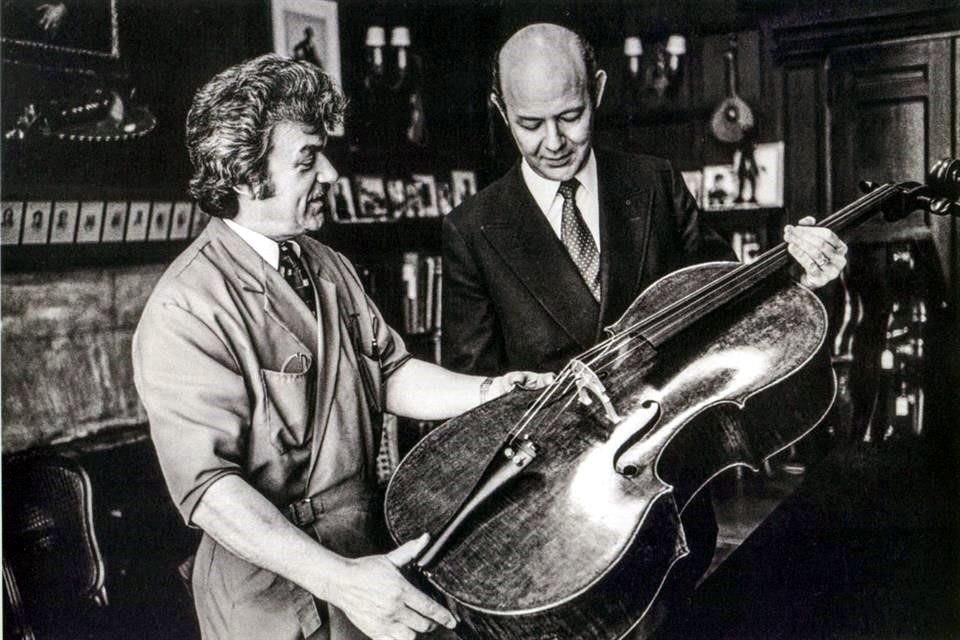 En 1979, con René Morel, experto en instrumentos, a quien le enseña en Nueva York el Stradivarius Piatti, llamado así por haber pertenecido a fines del siglo 19 a Carlo Alfredo Piatti, rebautizado como 'Chelo Prieto', y que lo ha acompañado alrededor del mundo desde que lo adquirió en aquel año.