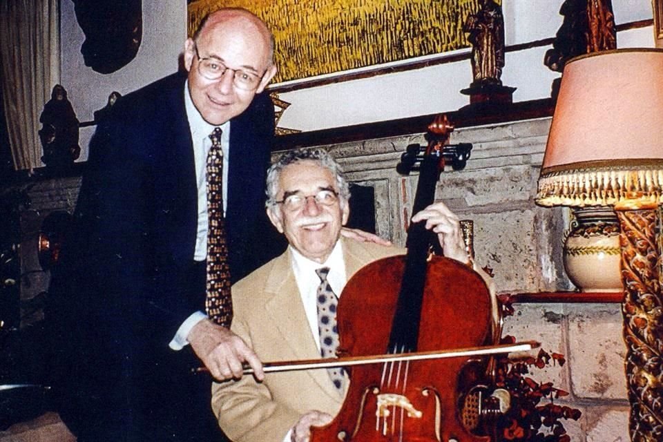 Por Álvaro Mutis, autor del prólogo de 'Las aventuras de un violonchelo', Prieto conoció a Gabriel García Márquez, el único Premio Nobel que ha pulsado las cuerdas de su violonchelo Piatti en 1994. 'Nunca en su larga historia fue tocado el Piatti por un intérprete más novato ni más brillante'.