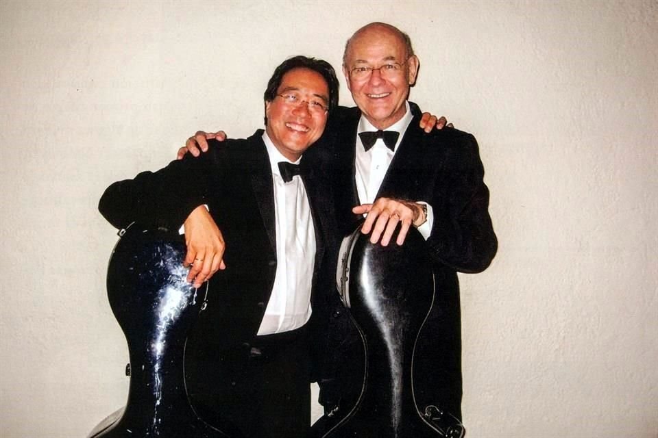 Yo-Yo Ma y Prieto se conocieron en el funeral de su maestro, Leonard Rose, en 1984, en Nueva York. Juntos han pasado temporadas en varios países, dedicados a tocar, aprender y encargar nuevas obras para chelo. En la imagen, durante un concierto en 2006 en el Museo de Arte Contemporáneo de Monterrey.