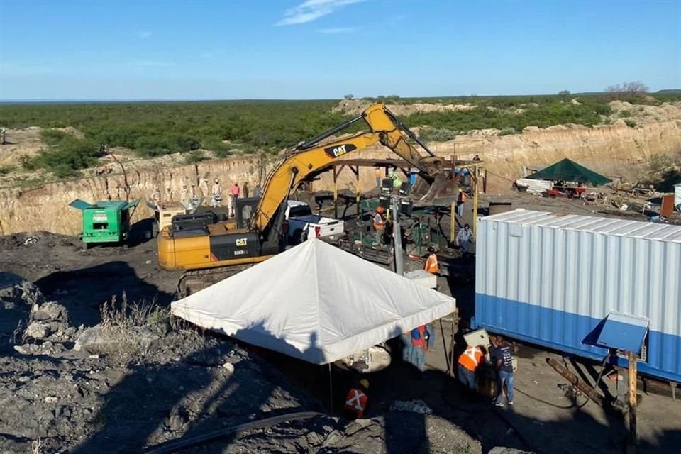 Dos cuerpos más de los siete trabajadores que quedaron atrapados al interior de una mina en Múzquiz, Coahuila, fueron recuperados por grupos de rescate.