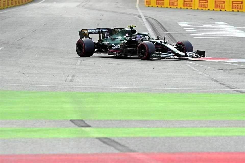 Otro que aprovechó el error de Hamilton fue Sebastian Vettel, quien llegó en la segunda posición.