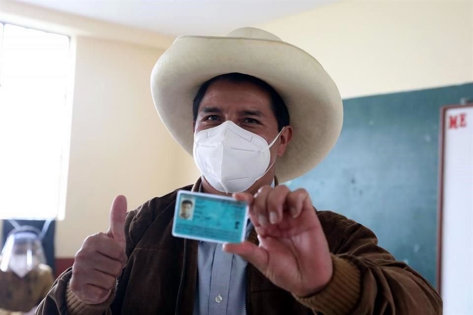 Pedro Castillo muestra su identificación al emitir su voto en la ciudad de Cajamarca, Perú.