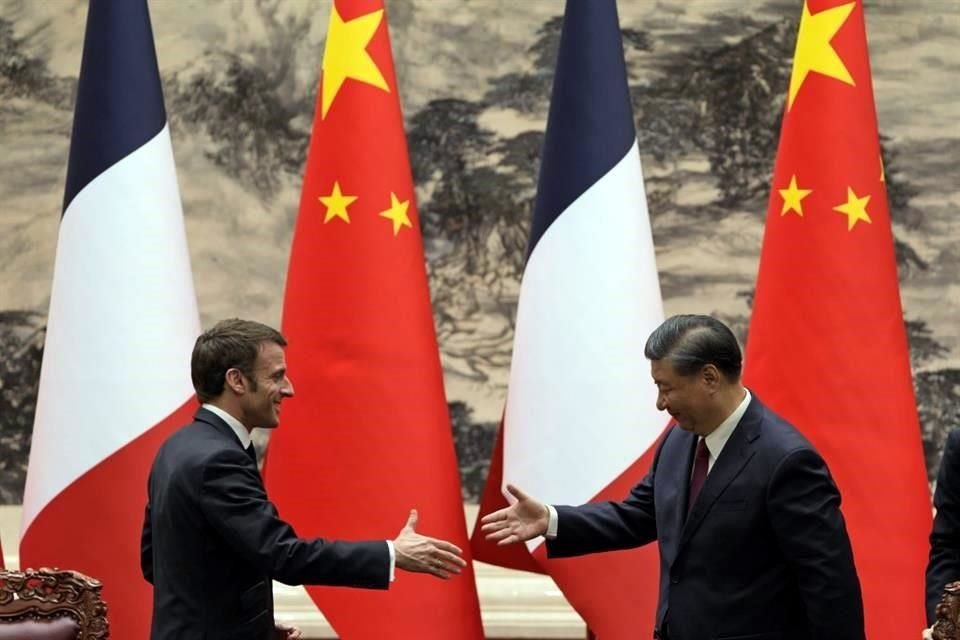 El Presidente francés Emmanuel Macron (izq.) con el Presidente chino Xi Jinping en Beijing, donde declaró que Europa no seguiría el enfoque de EU hacia China.