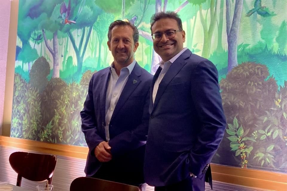 Armando Torrado, director general de Alsea (izquierda), y Laxman Narasimham, CEO de Starbucks (derecha), se reunieron en la Ciudad de México.