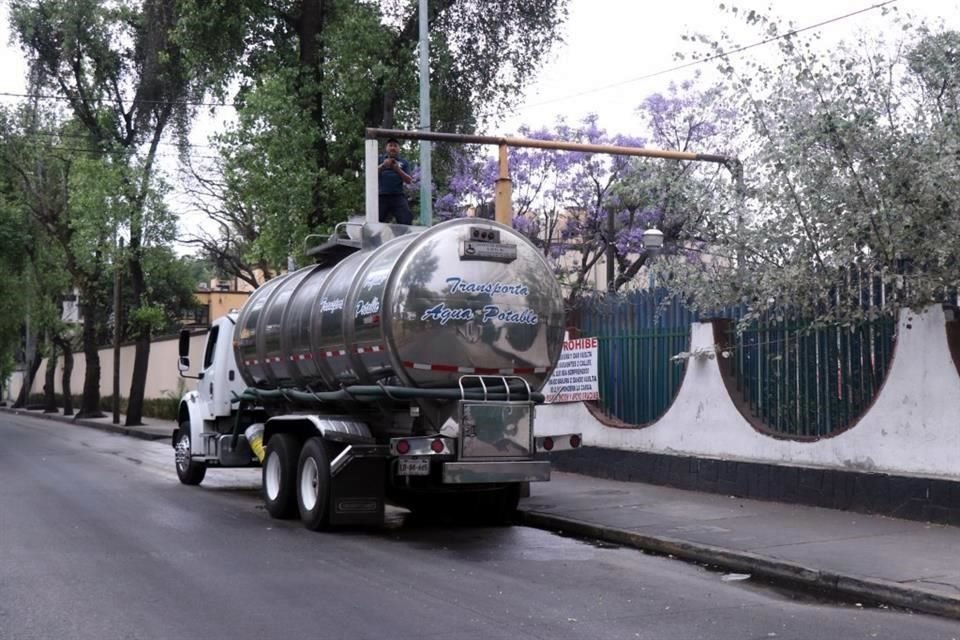 La Alcaldía Cuajimalpa busca contratar 50 vehículos cisterna, a los que les pagará 80 mil pesos.