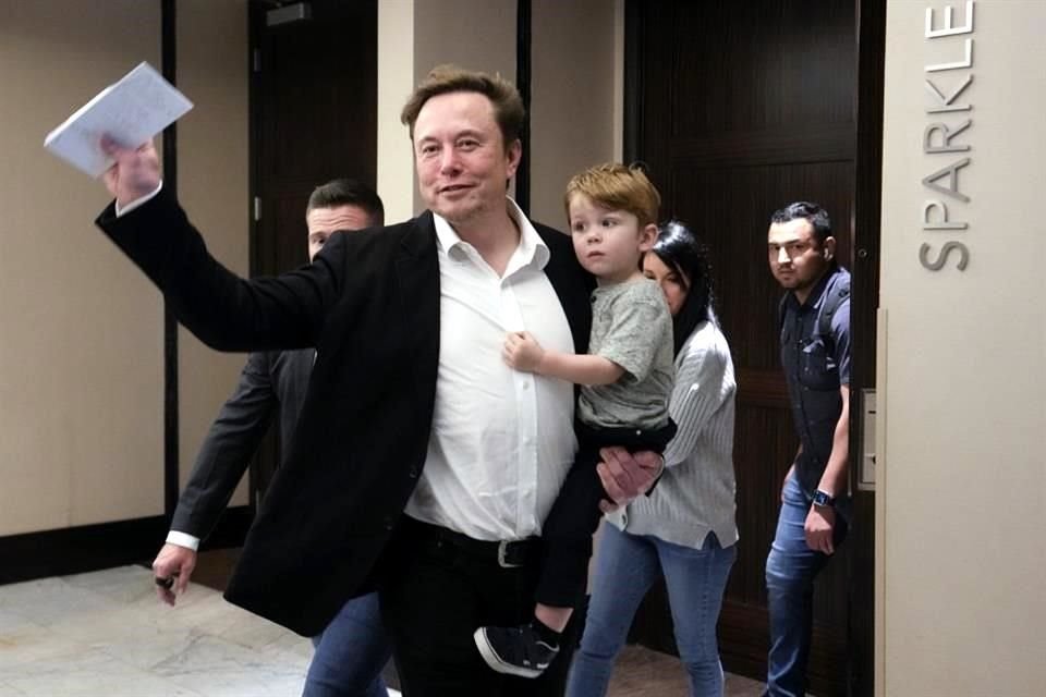 El empresario Elon Musk con su hijo luego de su participación en la conferencia POSSIBLE en Miami Beach.
