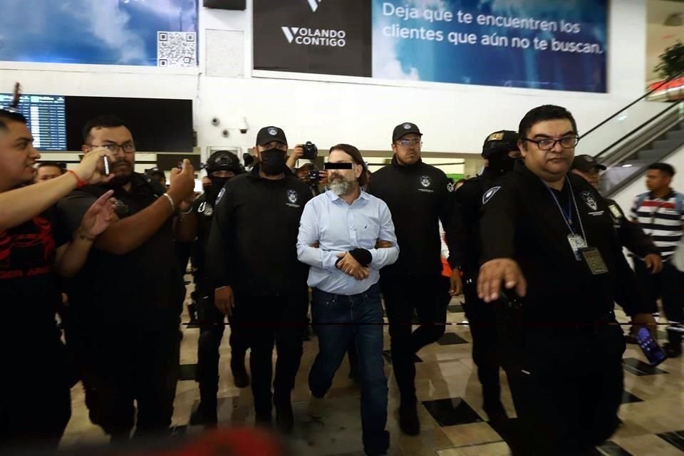 El funcionario llegó en un vuelo proveniente de Tamaulipas poco después de las 10:00 horas.