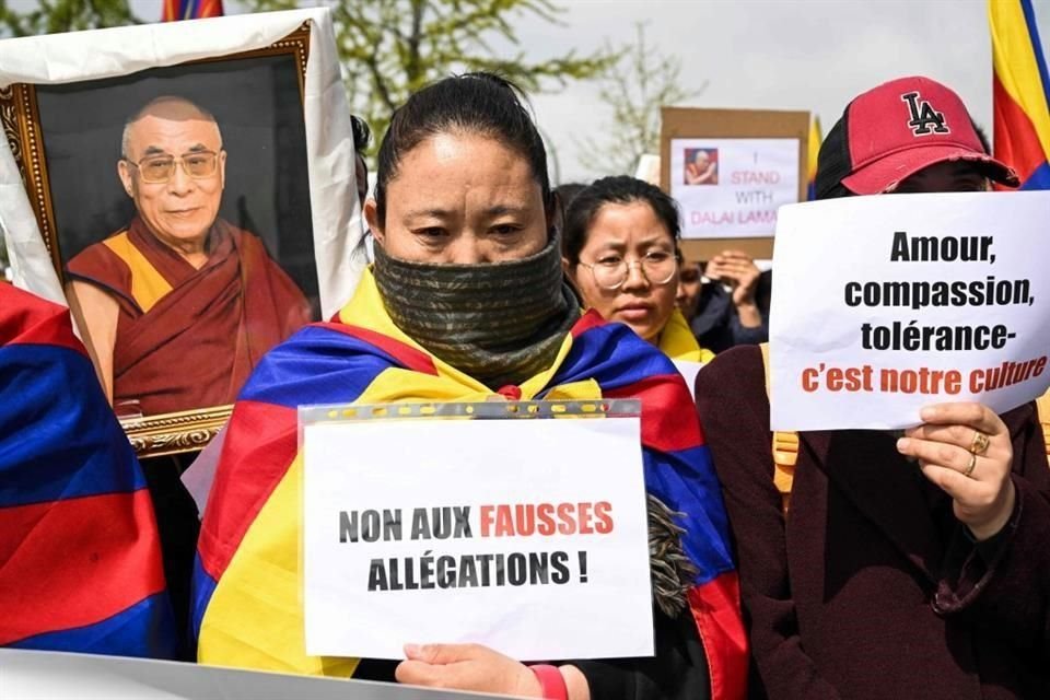 Una mujer sostiene un cartel que dice 'No a las acusaciones falsas'.