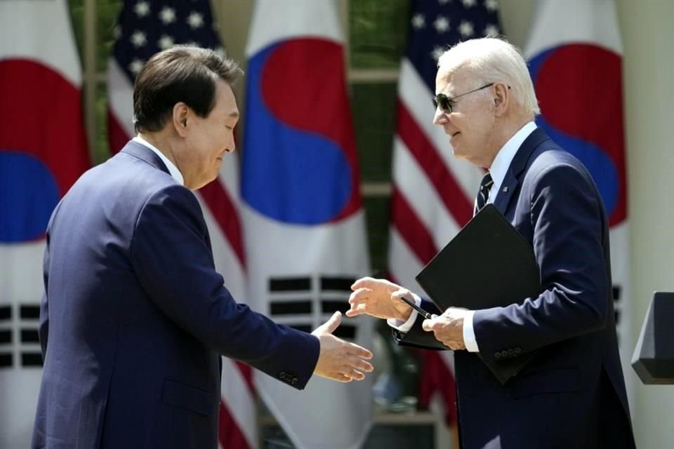 El Presidente Joe Biden y el líder de Corea del Sur, Yoon Suk Yeol, se dan la mano después de una conferencia de prensa en el Rose Garden de la Casa Blanca.