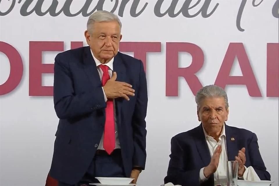 El Presidente Lpez Obrador junto a Carlos Aceves, lder de la Confederacin de Trabajadores de Mxico.