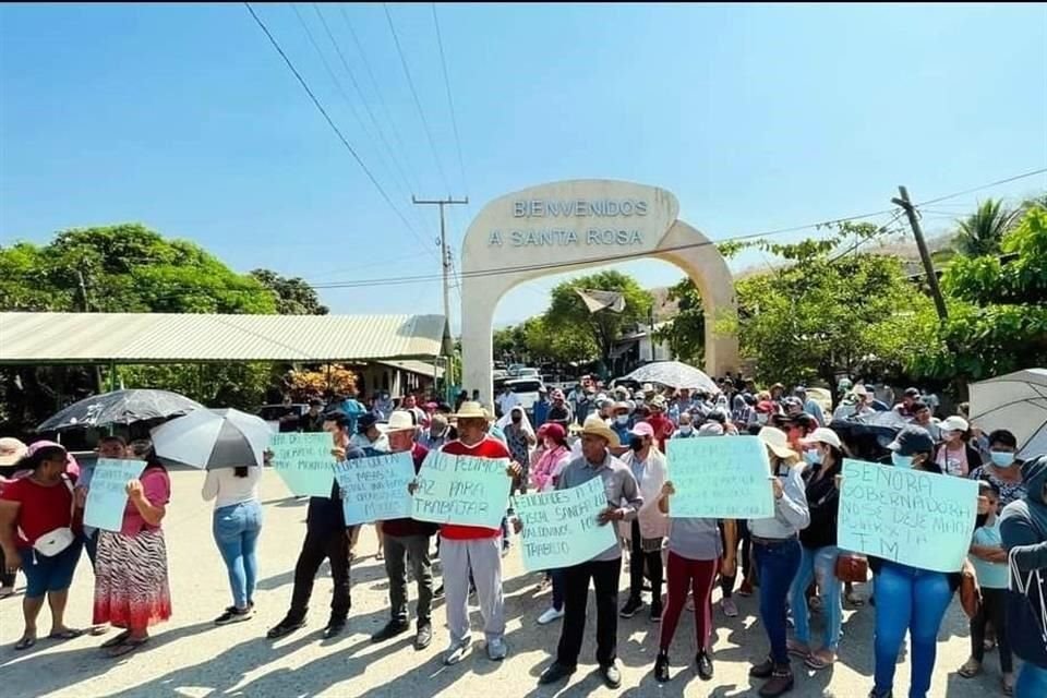 Los pobladores se manifestaron en el Municipio de Tecpan de Galeana.