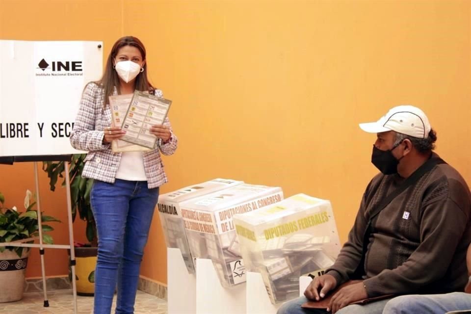 El triunfo de Evelyn Parra como Alcaldesa de Morena en V. Carranza ocurre como la máxima expresión del chapulineo, pues apenas en enero se ostentaba perredista.