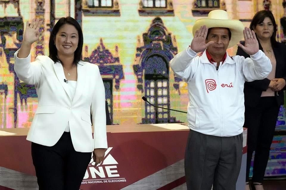 Los candidatos Keiko Fujimori y Pedro Castillo durante un debate presidencial.