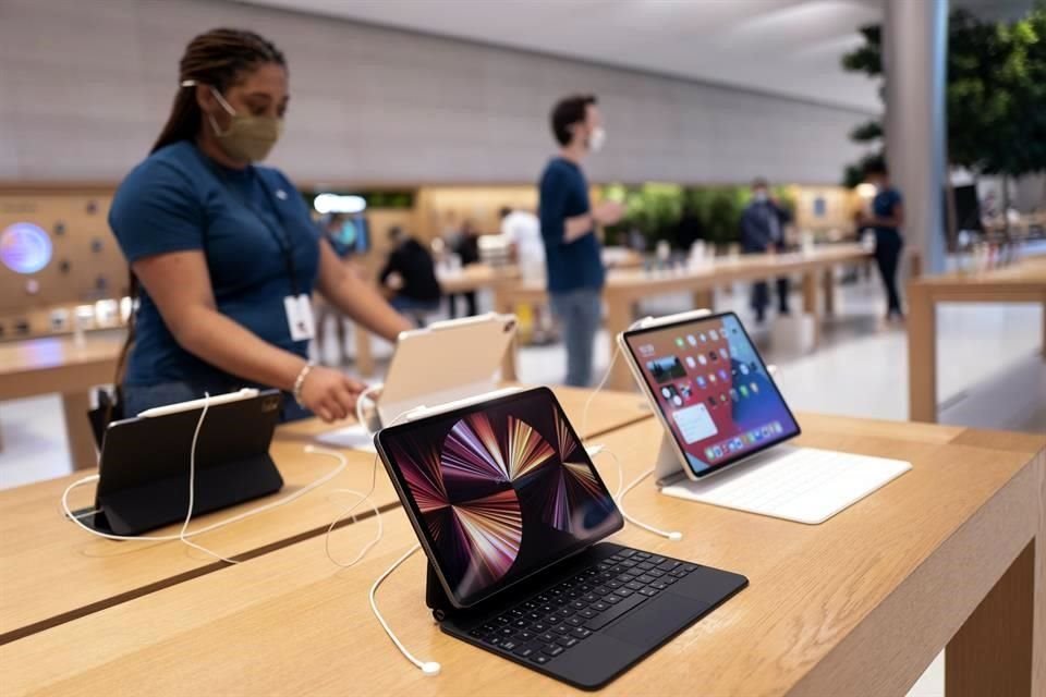 Apple dijo que el mandato continuará para los empleados de las tiendas.
