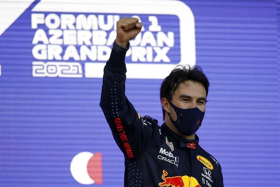 Sergio Pérez compartió cómo fue tener por un lado a Lewis Hamilton y conseguir su primera victoria con Red Bull en Azerbaiyán.