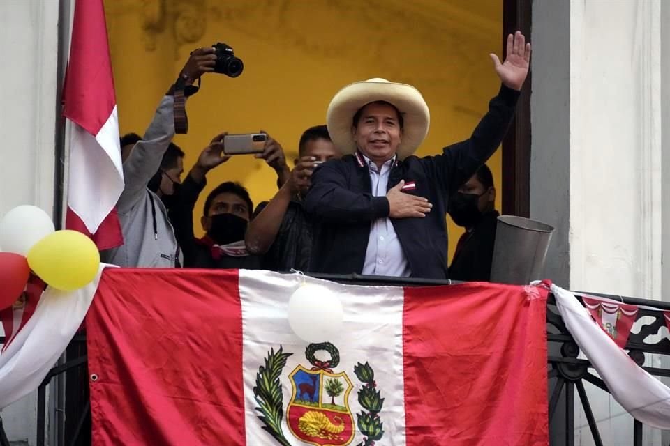 Pedro Castillo saluda a sus seguidores el lunes, mientras celebraba ventaja en conteos de elección presidencial.