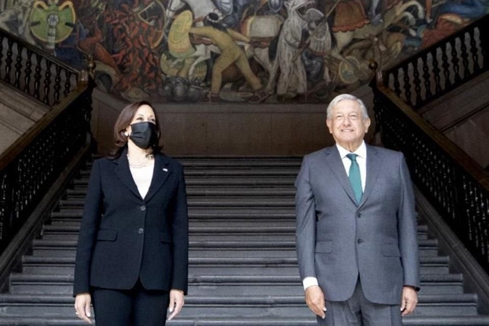 Kamala Harris y Andrés Manuel López Obrador posan ante las cámaras ante de iniciar el recorrido por Palacio Nacional.