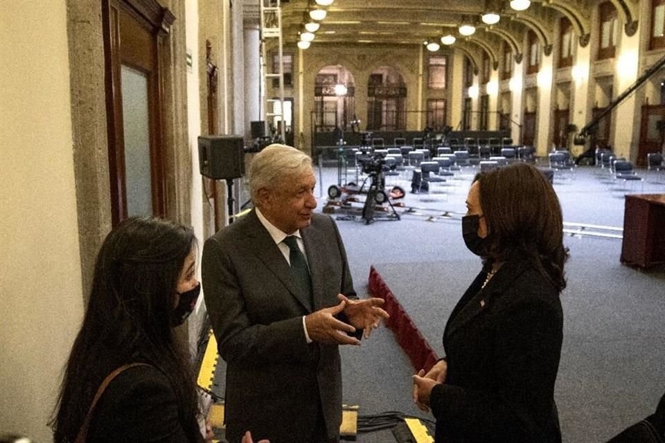 Andrés Manuel López Obrador muestra a Kamala Harris el área donde ofrece sus conferencias mañaneras.