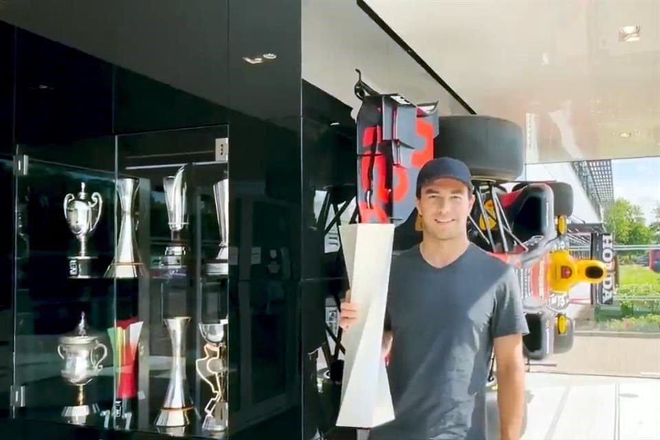 Sergio Pérez regresó con su trofeo a las oficinas de Red Bull luego de su triunfo en el Gran Premio de Azerbaiyán y ya prepara otra carrera.