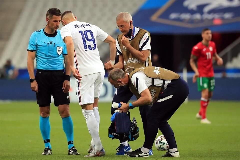 Karim Benzema salió de cambio por lesión en el duelo amistoso ante Bulgaria.