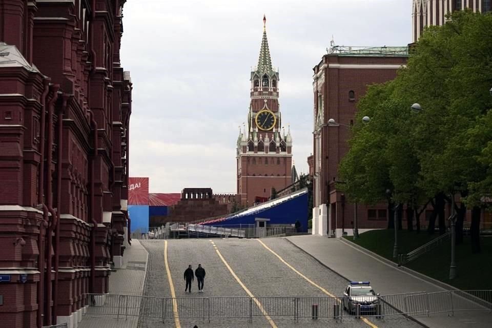 Una vista de la Plaza Roja cerrada para la preparación del Desfile de la Victoria, con la Torre Spasskaya en el centro.