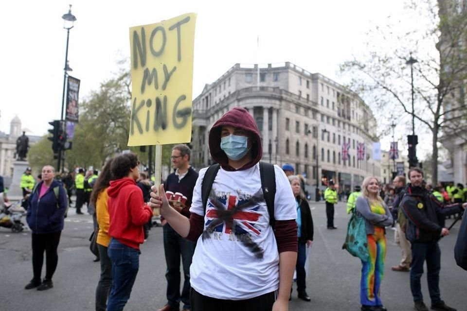 Pero también se han registrado protestas contra la monarquía, que piden termine.
