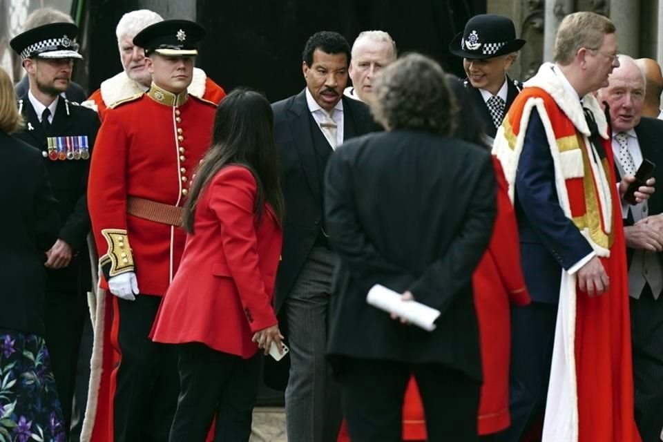 Lionel Richie llegó listo para la ceremonia de coronación.