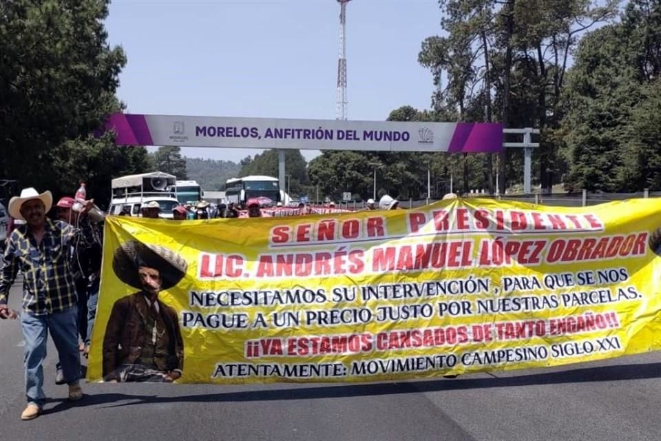 Los inconformes paralizaron el tránsito vehicular sobre la Autopista México-Cuernavaca, sobre el carril que lleva a la CDMX, desde las 10:00 horas de este domingo.