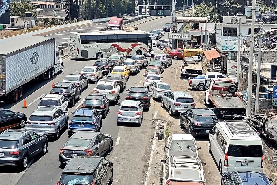 Criminales que operan en el Municipio de Huitzilac, Morelos, aprovecharon bloqueo en la vía México-Cuernavaca para atracar a automovilistas.