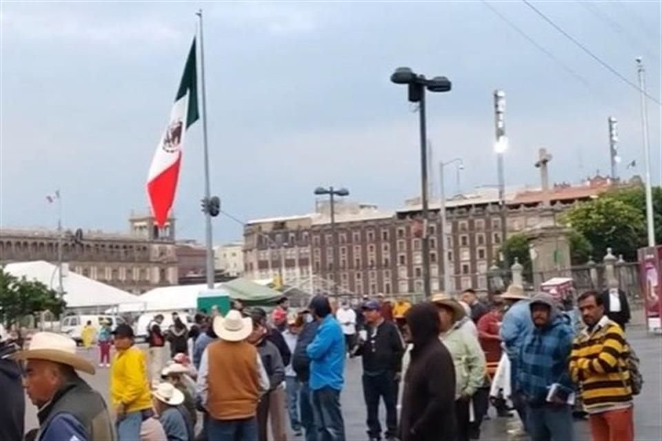 Campesinos de Morelos protestan en Palacio Nacional desde esta madrugada.