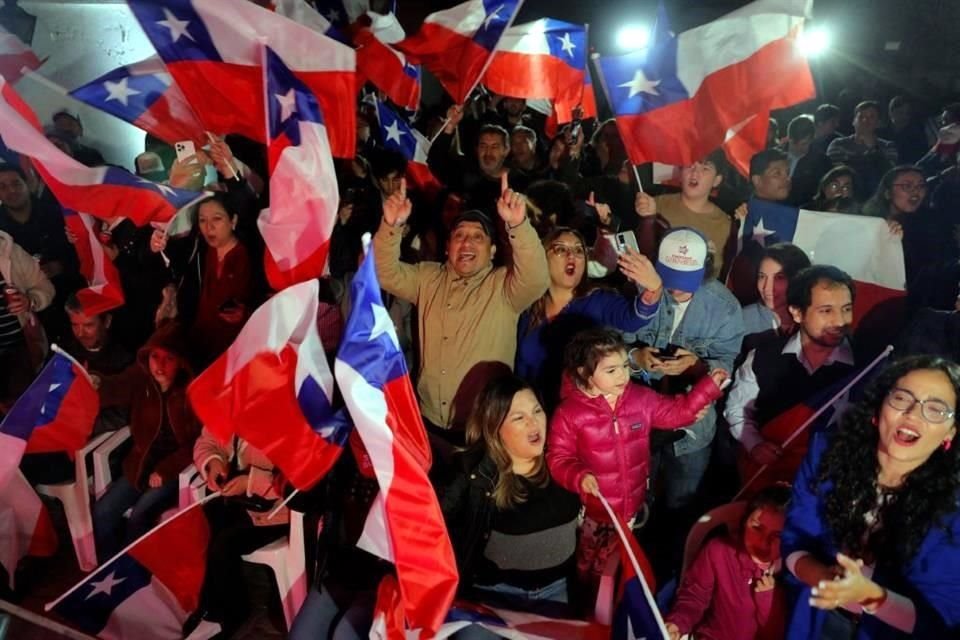 Los chilenos votaron el domingo para elegir a los miembros de un comité que redactará una nueva constitución.