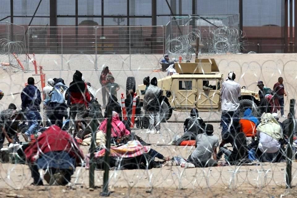 Migrantes acampan a orillas del Ro Grande mientras esperan ser procesados por la Patrulla Fronteriza.