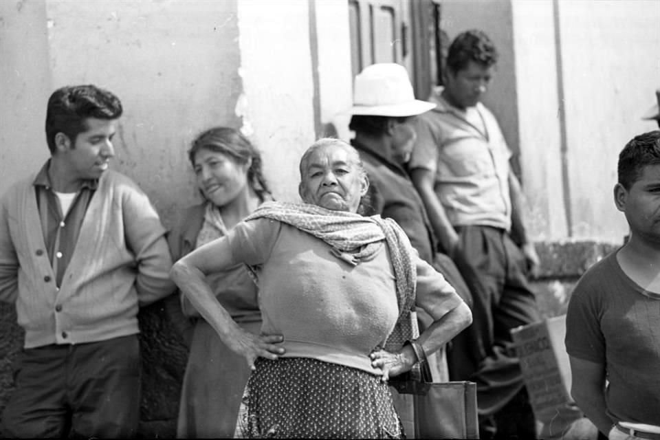 'La celestina', ejemplo de los retratos realizados a los personajes urbanos, capturada en su barrio: Candelaria de los Patos, en 1965.