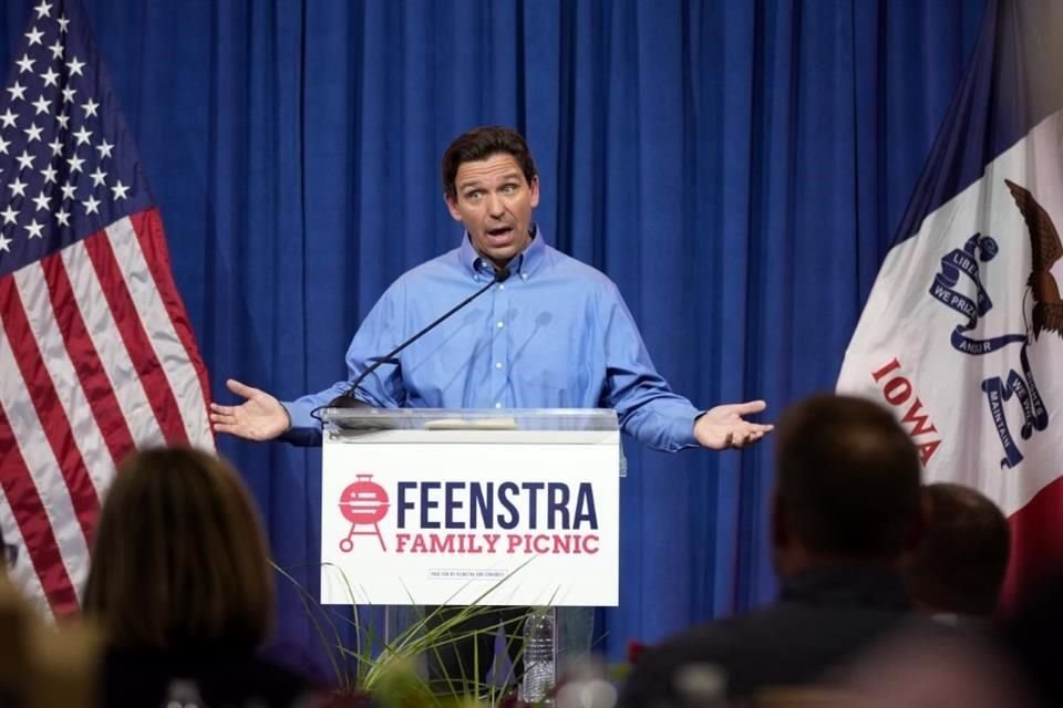 El gobernador de Florida, Ron DeSantis, habla durante un picnic de recaudación de fondos para el representante estadounidense Randy Feenstra, republicano por Iowa.
