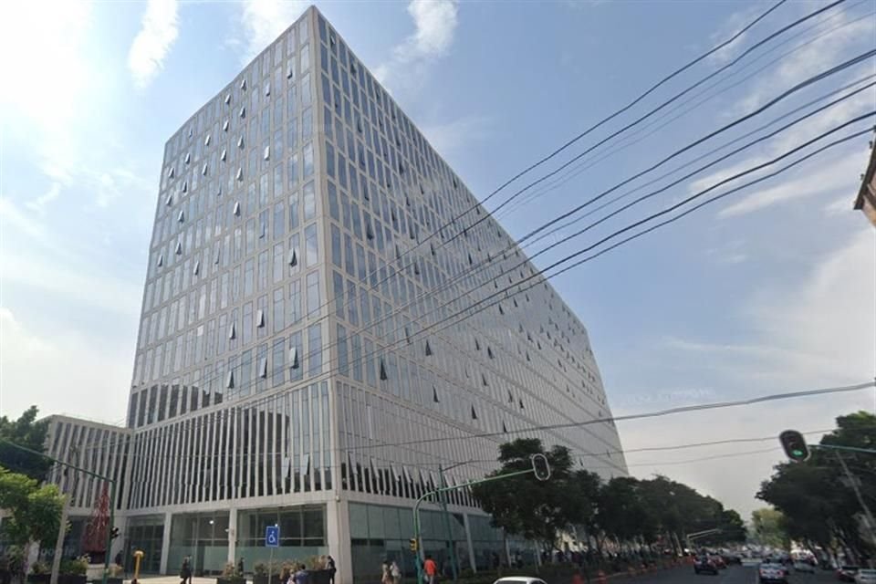 El edificio del Poder Judicial de CDMX es limpiado por personal que no tienen seguridad social, ya que el servicio es de empresa subcontratada.