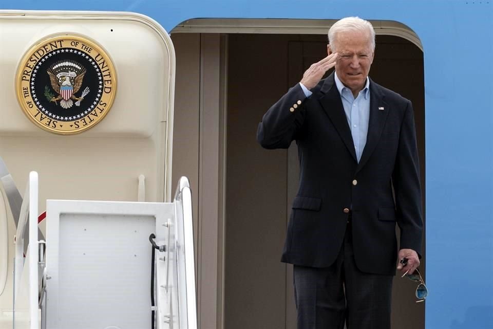 El Presidente estadounidense, Joe Biden, saluda al abordar el Air Force One para iniciar su gira por Europa.