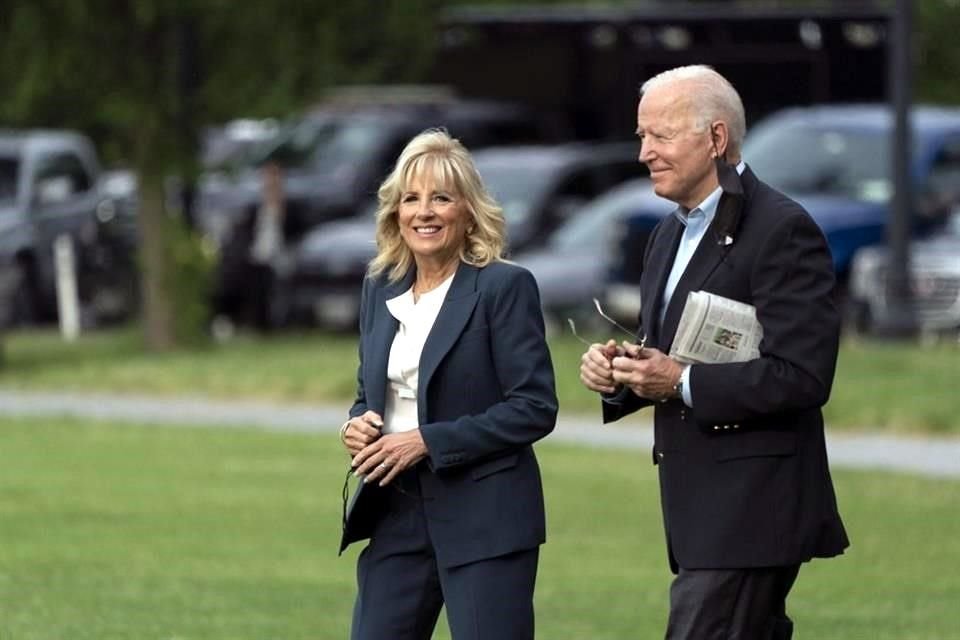 Joe y Jill Biden al salir de la Casa Blanca este miércoles.