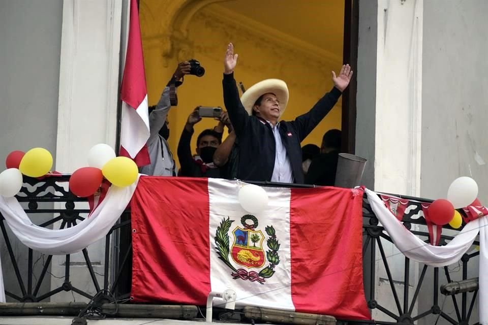 Pedro Castillo lidera el conteo oficial de la elección, y con base en esas cifras se declaró ganador.
