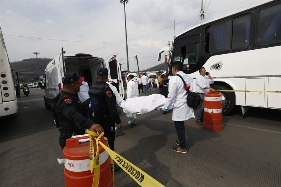 Una mujer de la tercera edad murió tras ser atropellada por el conductor de una combi en el paradero de Indios Verdes; el responsable se dio a la fuga.