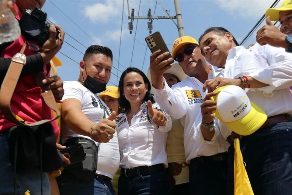 Alejandra del Moral, candidata de Va por Edomex, estuvo acompañada por liderazgos perredistas.