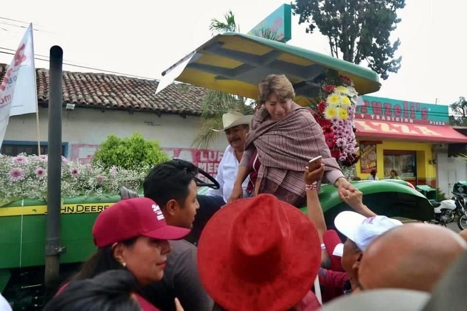 Delfina Gómez llegó al mitin en el Municipio de Tenancingo a bordo de un tractor.