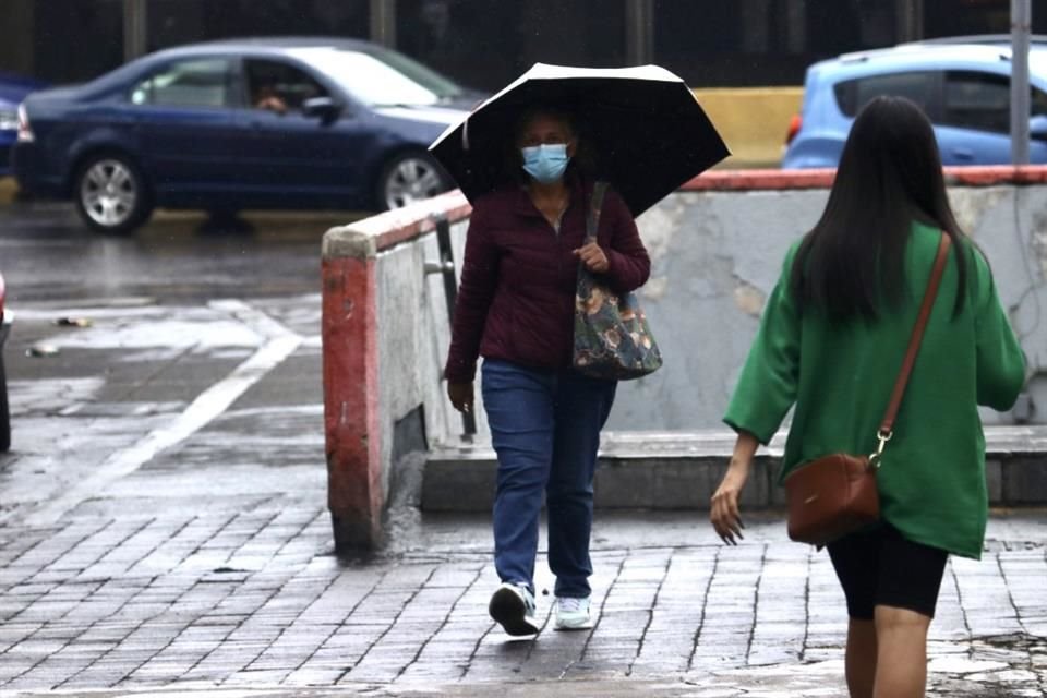 'Esta tarde continúan las lluvias, actividad eléctrica y chubascos intermitentes sobre el norte y centro de la Ciudad de México', indicó Protección Civil.