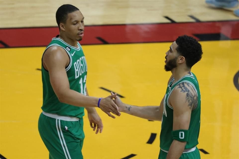 Los Celtics vencieron en el último segundo 104-103 al Heat en Miami, empataron 3-3 la serie y el lunes definirán al finalista en Boston.
