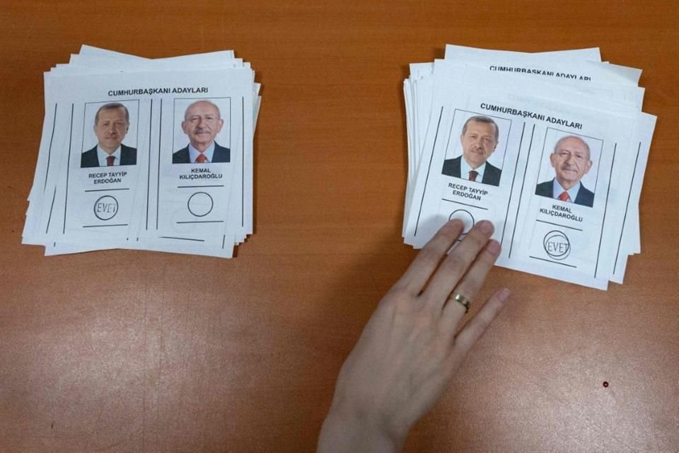 Autoridades electorales cuentan boletas en Estambul, el 28 de mayo, durante la segunda vuelta de las elecciones de Turquía.