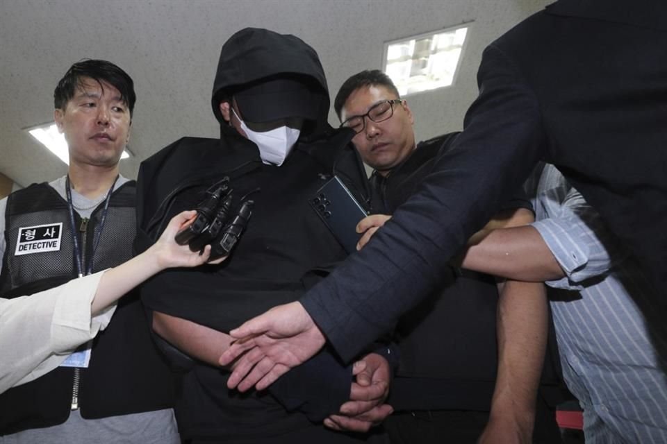 Un hombre que abrió una puerta de emergencia durante un vuelo en Corea del Sur fue arrestado y enfrenta hasta 10 años de prisión.