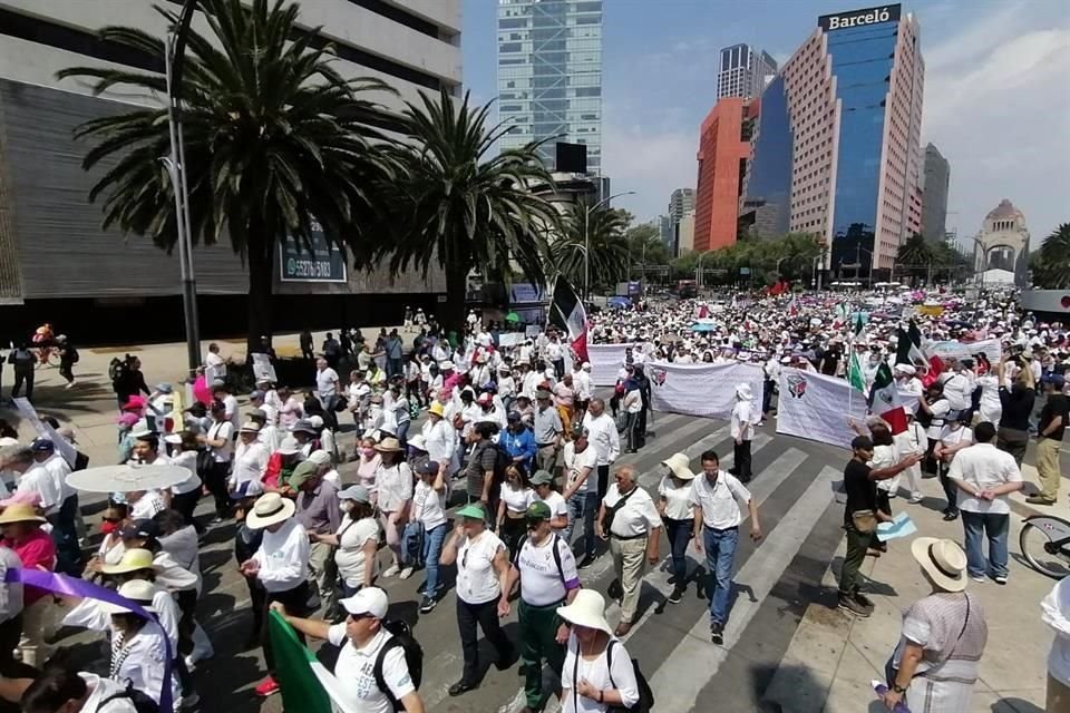 Ciudadanos convocados por distintas organizaciones marcharon en defensa de la Suprema Corte.
