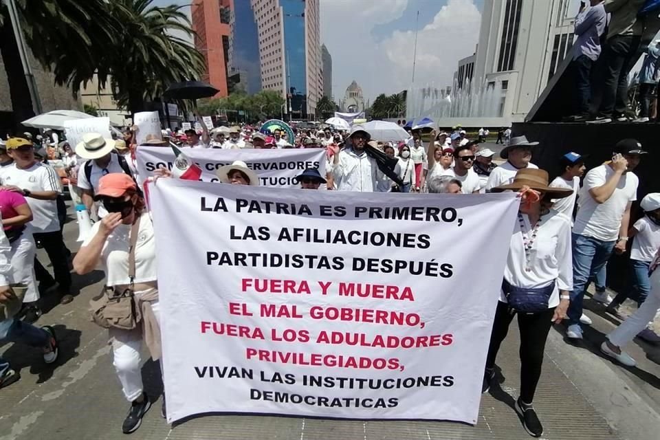 La marcha salió alrededor de las 10:30 horas rumbo al Zócalo.