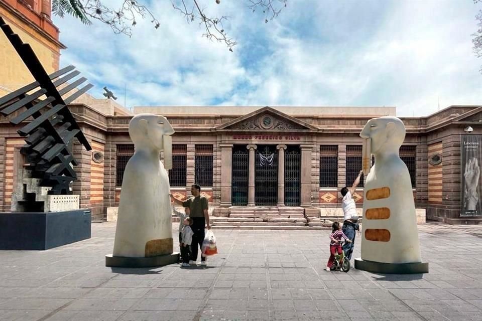 'Diálogos de silencio', formada por dos gigantes de 3.40 metros que invitan a reflexionar sobre los propios silencios y la autocensura, se exhibe en el Jardín San Juan de Dios de San Luis Potosí.