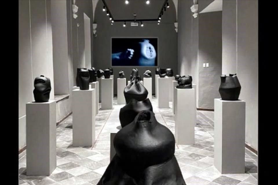 La exposición 'Víctimas y victimarios' consta de 60 piezas de barro, las cuales muestran marcas de agresión física con diversas armas y objetos con las que también se lastiman a seres humanos, en el Museo Federico Silva.